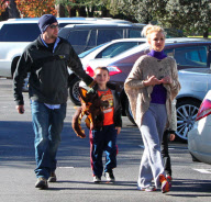 Britney Spears takes her sons for Starbucks Part2