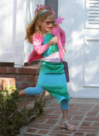 Jennifer Garner Takes Her Girls To A Party 