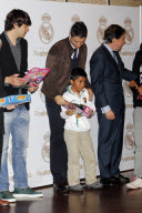 Crisitnao Ronaldo participa en la campana del Real Madrid "En navidad ningun nino sin juguete".
