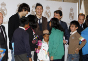 Crisitnao Ronaldo participa en la campana del Real Madrid "En navidad ningun nino sin juguete".
