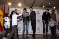 Crisitnao Ronaldo participa en la campana del Real Madrid "En navidad ningun nino sin juguete".
