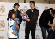 Crisitnao Ronaldo participa en la campana del Real Madrid "En navidad ningun nino sin juguete".

