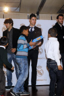Crisitnao Ronaldo participa en la campana del Real Madrid "En navidad ningun nino sin juguete".
