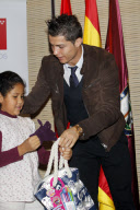 Crisitnao Ronaldo participa en la campana del Real Madrid "En navidad ningun nino sin juguete".
