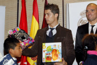 Crisitnao Ronaldo participa en la campana del Real Madrid "En navidad ningun nino sin juguete".
