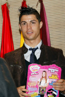 Crisitnao Ronaldo participa en la campana del Real Madrid "En navidad ningun nino sin juguete".
