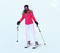 Snow bunny Paris Hilton hits the slopes