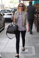 Elizabeth Banks Goes Shopping
