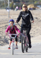 Semi-Exclusive... Heidi Klum and Kids Take a Bike Ride with Martin Kristen 