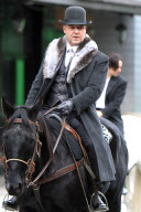 Russell Crowe and Colin Farrell Horse Around on "Winter's Tale" [NO Germany, Austria]