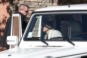 Britney Spears steps out for lunch with her family