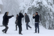 *EXCLUSIVE* Michael Buble takes his wife Luisana and her Family Up in the Snow [NO Canada]