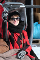 Anne Hathaway, son mari Adam Shulman et Valentino à bord d'un télésiège à Gstaad. FG-Visiopix