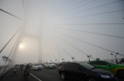 Heftiger Smog über der Bayi Brücke in Nanchang