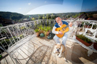 PORTRAIT - Roger Whittaker in Saint-Cirq-Lapopie (Homestory)