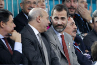 El principe Felipe acude a ver a la seleccion espa¿ola de balonmano en su partido contra Hungria durante el Campeonato Mundial de Balonmano.