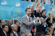 El principe Felipe acude a ver a la seleccion espa¿ola de balonmano en su partido contra Hungria durante el Campeonato Mundial de Balonmano.