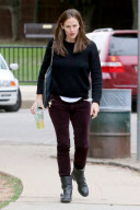 Jennifer Garner and Violet get in some Girl Time at the Park