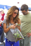 Brooke Burke Shops At The Farmer's Market After Announcing Thyroid Cancer 