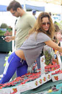 Brooke Burke Shops At The Farmer's Market After Announcing Thyroid Cancer 