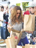 Brooke Burke Shops At The Farmer's Market After Announcing Thyroid Cancer 