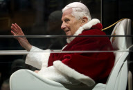 Benedict XVI prays for Virgin Mary