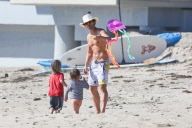 *EXCLUSIVE* Orlando Bloom and Miranda Kerr: Day At The Beach With Son Flynn *WEB OK*