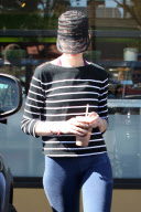 Anne Hathaway keeps a low profile at Earth Bar