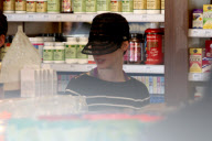 Anne Hathaway keeps a low profile at Earth Bar