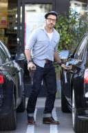 Jeremy Piven stops by the Earth Bar with a smile