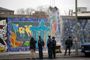 Prostest beim Abriss eines Mauerteils an der Eastside-Gallery 