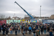 Prostest beim Abriss eines Mauerteils an der Eastside-Gallery 