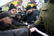 Prostest beim Abriss eines Mauerteils an der Eastside-Gallery 