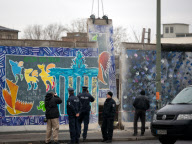 Abriss eines Mauerteils an der Eastside-Gallery 