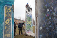 Abriss eines Mauerteils an der Eastside-Gallery 