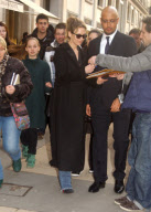 RENEE ZELLWEGER ARRIVE AU PLAZA ATHENEE