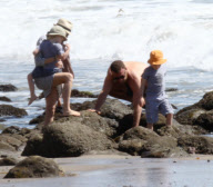 Liev Schreiber mit Familie am Strand von Los Angeles   