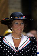 QUEEN BEATRIX UNVEILING SUNDIAL PILLAR AT SEVEN DIALS IN COVENT GARDEN, LONDON, BRITAIN - 1989