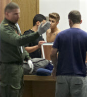 Half-naked Justin Bieber goes through airport security in Poland NO USE IN POLAND