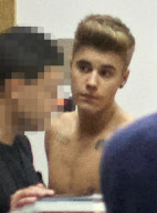 Half-naked Justin Bieber goes through airport security in Poland NO USE IN POLAND