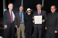 Yoko Ono honors Assange  