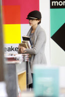 Anne Hathaway book shopping