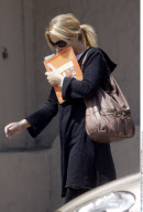 EXCL.: Cancer surviving actress CHRISTINA APPLEGATE leaving a hair salon