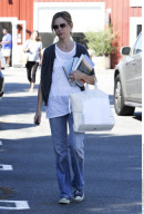 No US rights | CALISTA FLOCKHART walking back to her car carrying a stack of books