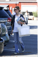 No US rights | CALISTA FLOCKHART walking back to her car carrying a stack of books