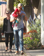 Chris Hemsworth And Family Go To Lunch