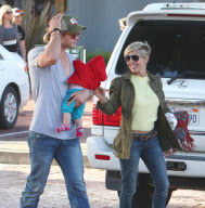 Chris Hemsworth And Family Go To Lunch