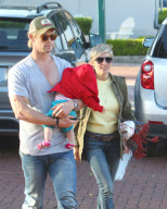 Chris Hemsworth And Family Go To Lunch
