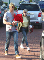 Chris Hemsworth And Family Go To Lunch