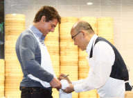 USA ONLY Tom Cruise makes steamed buns in Taiwan